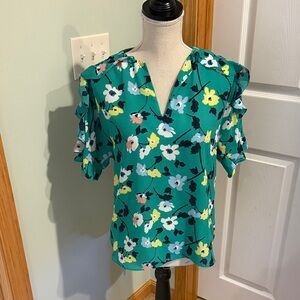 220 Banana Republic Green Floral Ruffle Sleeve Blouse XS Split Neck Lightweight